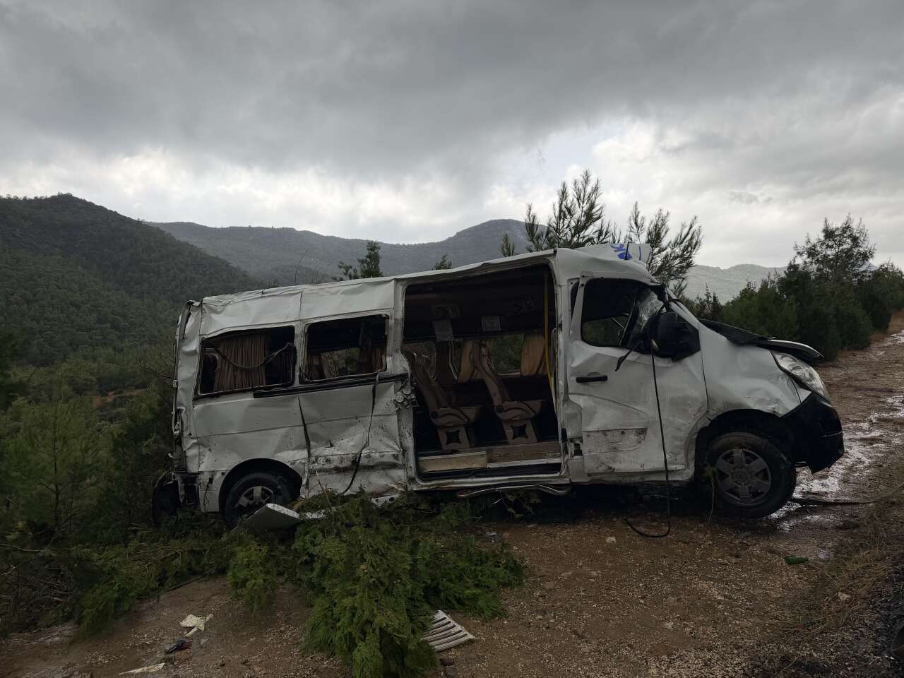 Yolcu minibüsü uçuruma yuvarlandı! 17 kişi yaralandı 7